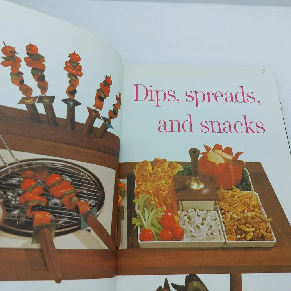 Vintage 1963 Better Homes & Garden Hardcover Cookbook Snacks And Refreshments - Picture 4 of 13